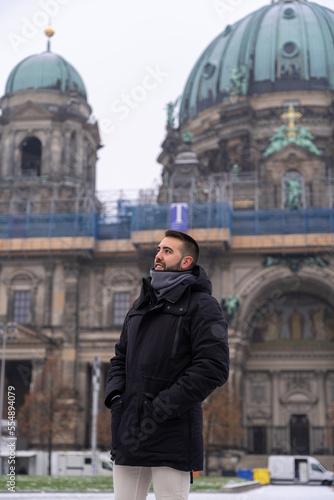 Attractive young male tourist with beard and berlin cathedral in the background © Jenni Ventura Martil