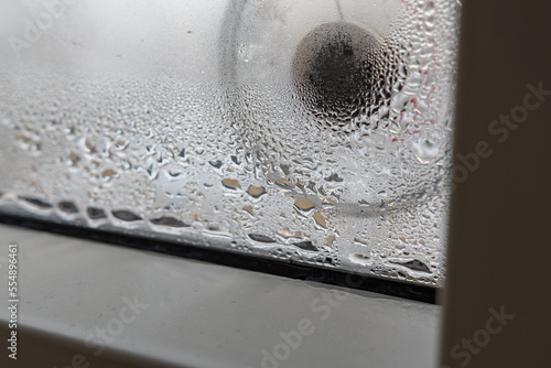 Wasser am fenster im Haus im Winter - Feuchtigkeit im Haus - Schimmel