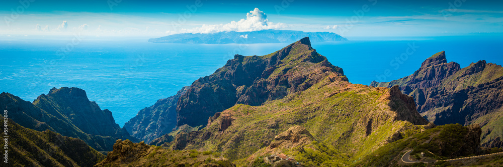 Blick über die Los Gigantes von der Kanarischen Insel Teneriffa nach La Gomera - Panorama Blick über die Los Gigantes von der Kanarischen Insel Teneriffa nach La Gomera - Panorama