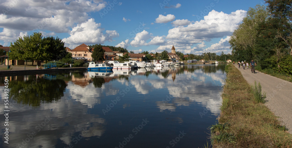 Briennon dans la Loire avec son port de plaisance le long du canal de Roanne à Digoin, lieu touristique