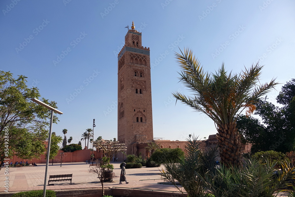 La grande traversée de l’Atlas au Maroc, 18 jours de marche. Retour à Marrakech, place Jemaa el-Fnaa, les poteries, les charmeurs de serpents, la Koutoubia ...