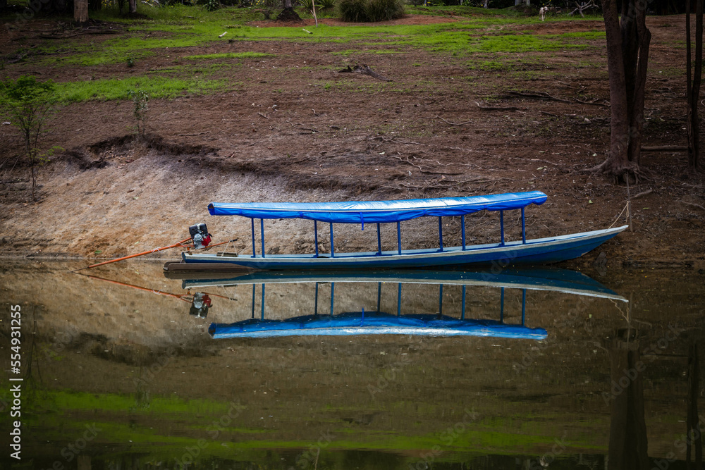 Obraz premium boat on the river