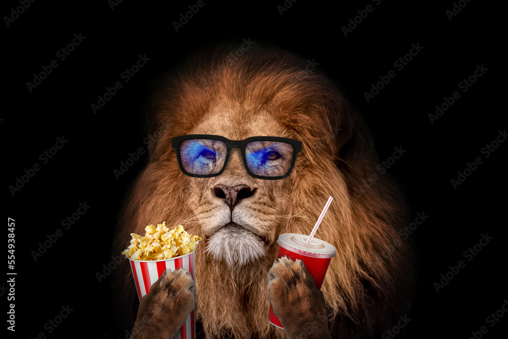 Handsome cool hipster lion with fashion glasses holds popcorn and cola in  his paws on a black background in the cinema. Creative idea Stock-foto |  Adobe Stock