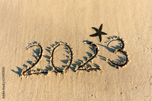Die Jahreszahl 2023 in den Sand geschrieben.