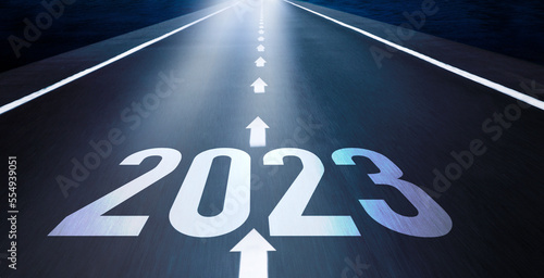 Die Ziffern 2023 auf eine Asphaltstrasse geschrieben