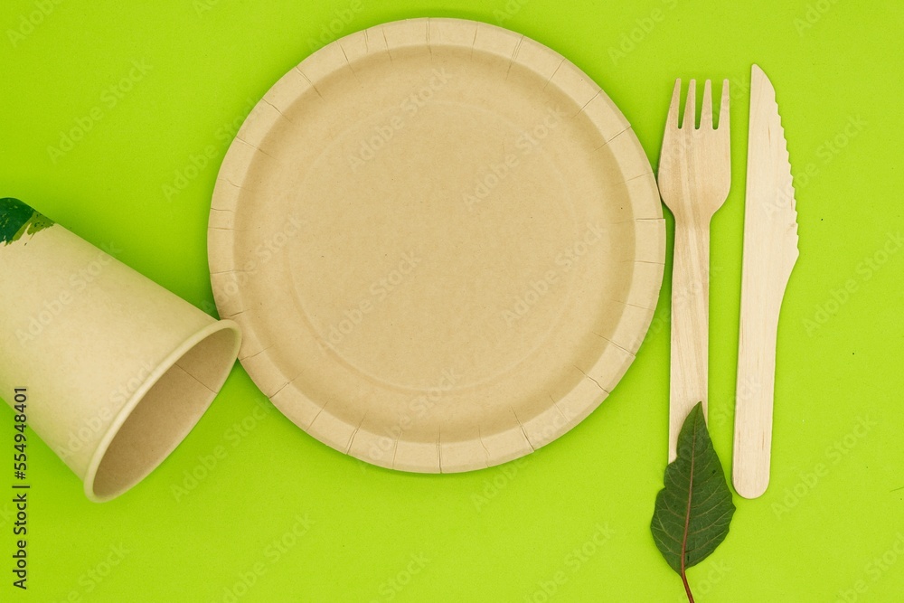 Foto de Ecological plates, fork, knife and glass, ecofriendly