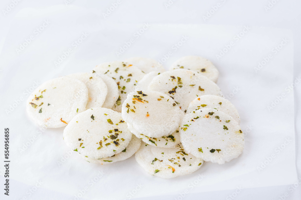 ペーパーに広げた丸い海老せんべい ペーパーに広げた丸い海老せんべい