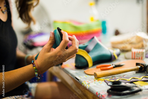 manos confeccionando zapatos artesanales