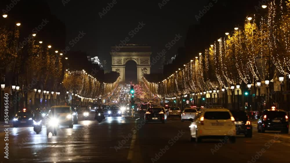 Le trafic aux Champs Élysées de Paris la nuit en période de Noël
