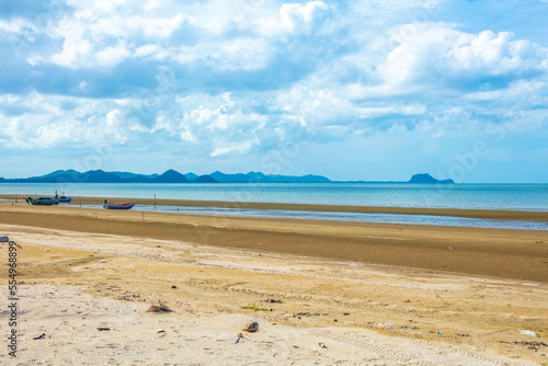 Bateaux de pêche sur la plage de Sam Roi Yot à marée basse en Thaïlande