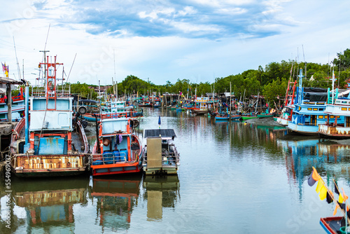 Bateaux à marée basse en Thaïlande