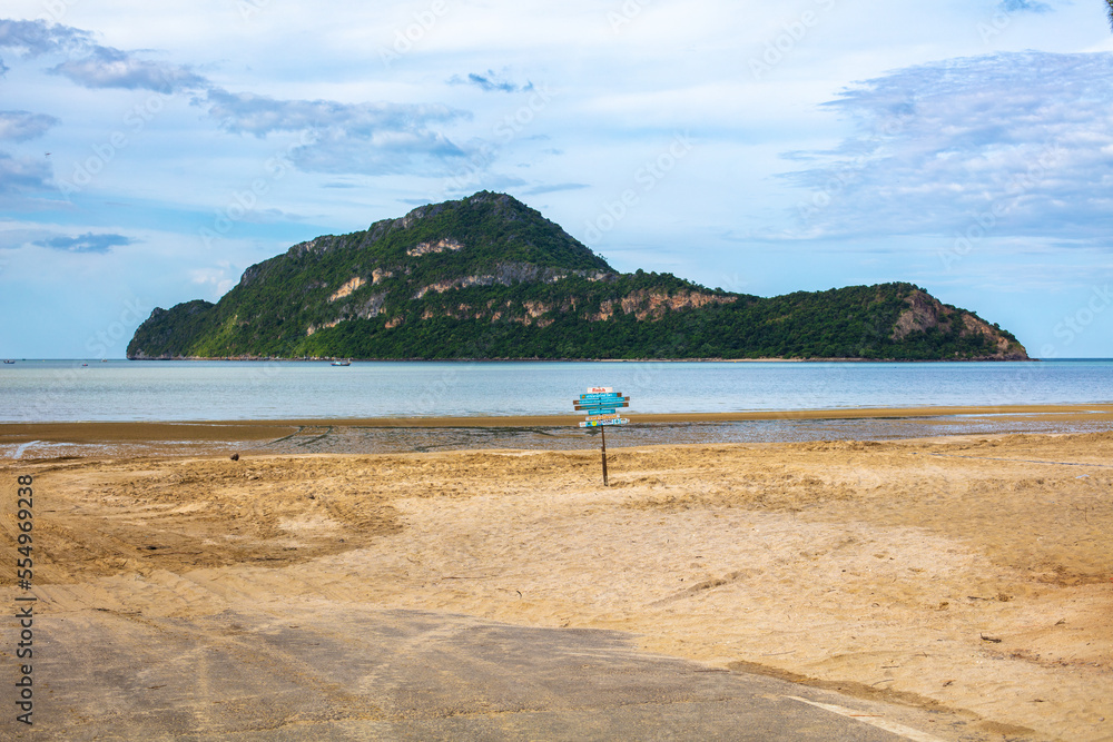 Panneaux d'indications sur la plage devant l'ile Ko Kho Ram en Thaïlande