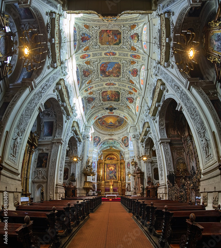 Obraz na płótnie Vertical panorama of interior of Dominican Church in Vienna, Austria. Also known as the Church of St. Maria Rotunda, it was built in 1631-1634 in early Baroque style. w salonie