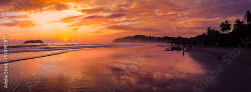 Atardecer en la playa de Manuel Antonio, Costa Rica
