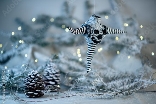 Piñata navideña, navidad, con cara simpática, tenebrosa, navidad oscura, miedo, simpática photo