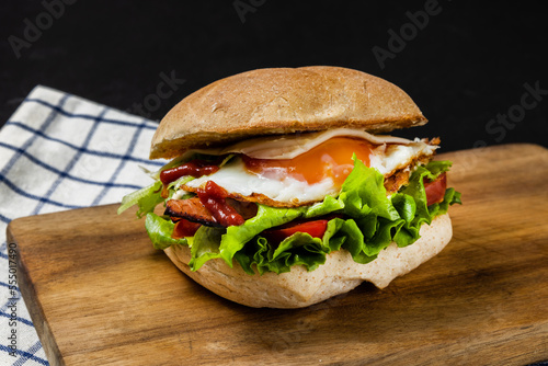 ベーコンエッグサンドウィッチ　hot bacon and egg sandwich