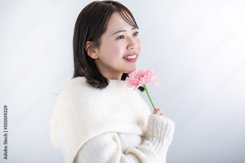 Fototapeta premium 花を持った笑顔の女性 winter