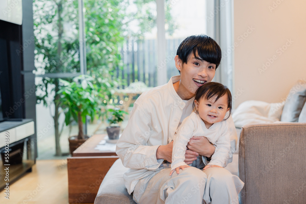 お父さんと家で遊ぶ赤ちゃん お父さんと家で遊ぶ赤ちゃん