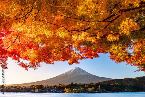 山梨県の秋の河口湖は見事な紅葉と富士山のコントラスト