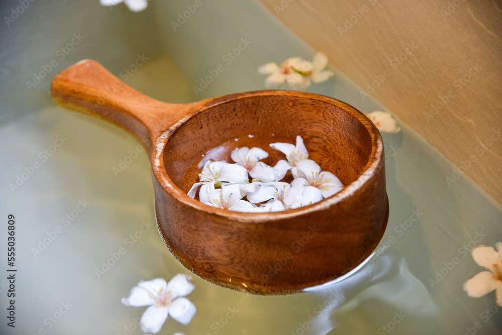 Fototapeta premium Vernicia fordii (Tung oil flower) in a romantic bathroom