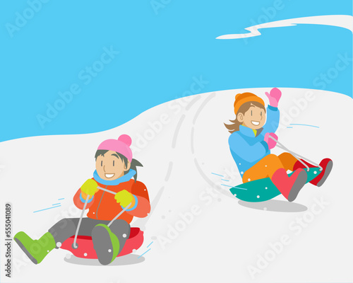 雪ゾリを楽しむ子供たち