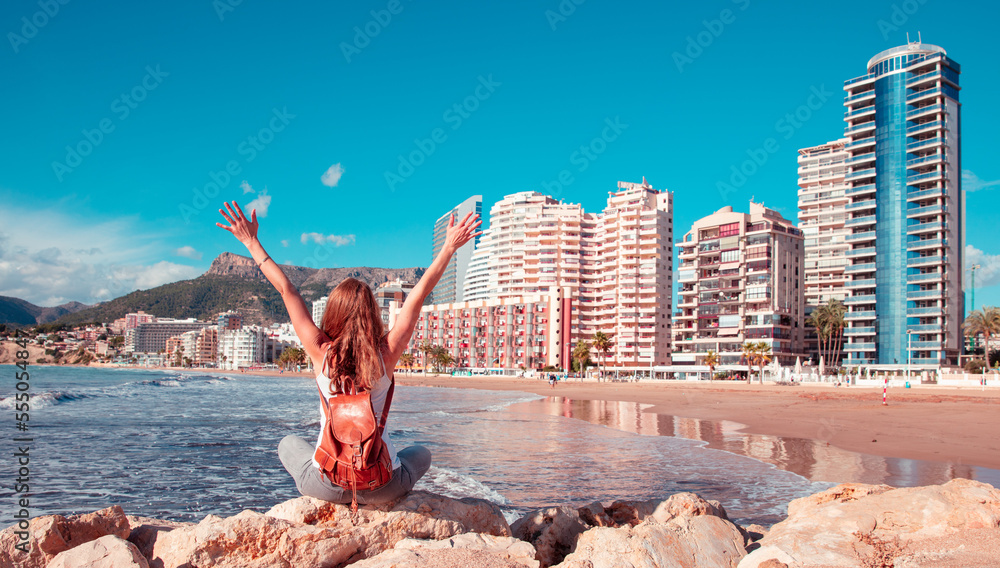 Φωτογραφία Happy traveler woman tourist enjoying beautiful city landscape and tropical beac