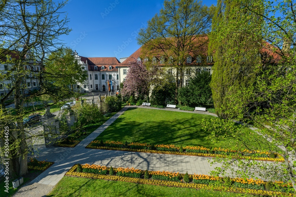 Frühling im Hofgarten im Augsburger Domviertel
Frühling im Hofgarten im Augsburger Domviertel