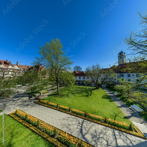 Der Hofgarten im Augsburger Domviertel, öffentliche Oase der Ruhe nahe der Fürstbischöflichen Reisdenz photo