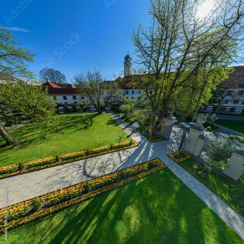 Idyllisch gelegene Parkanlage in Augsburg, der Hofgarten an ein sonnigen Morgen im Frühling photo