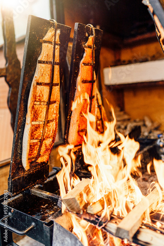 Flammlachs über Feuer finnischen Spezialität 