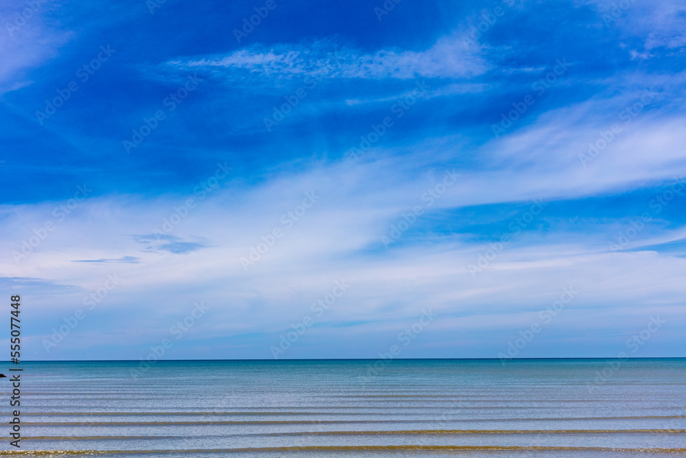 Horizon bleu avec nuages sur l'océan