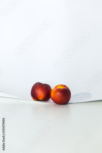 Bodegón moderno actual minimalista con frutas rojas con fondo blanco limpio con luz y sombra