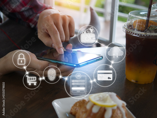 Touch the mobile phone screen with your finger to conduct financial transactions, payments and purchases through banking applications, and provide fingerprint and password protection. Cloud system