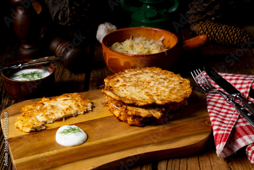 Fototapeta Naklejka Na Ścianę i Meble -  Rustykalne Fuczki bieszczadzkie na desce.