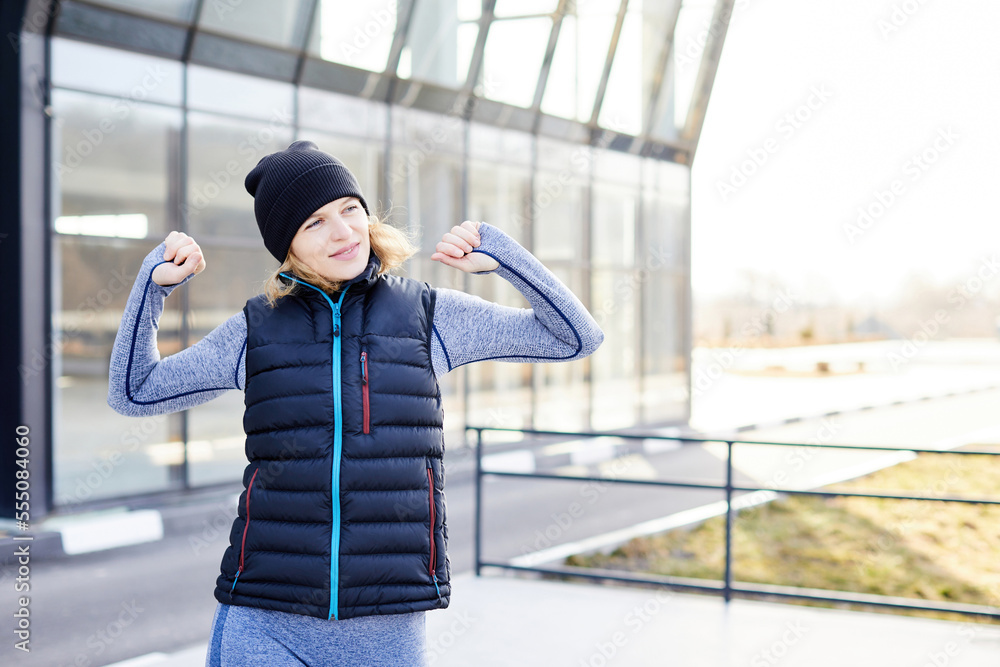 Obraz premium Pretty athletic woman training in the park alone.