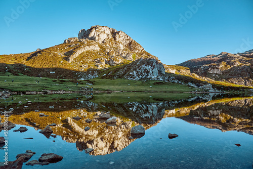 Góra odbija się w jeziorze photo