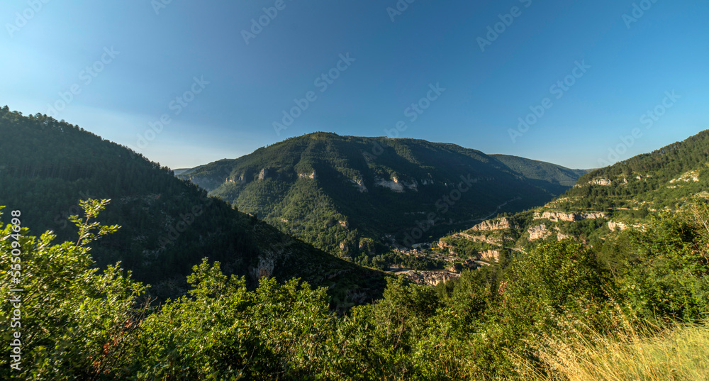 Vue sur la vallée du Tarn à Sainte-Énimie, Lozère, France