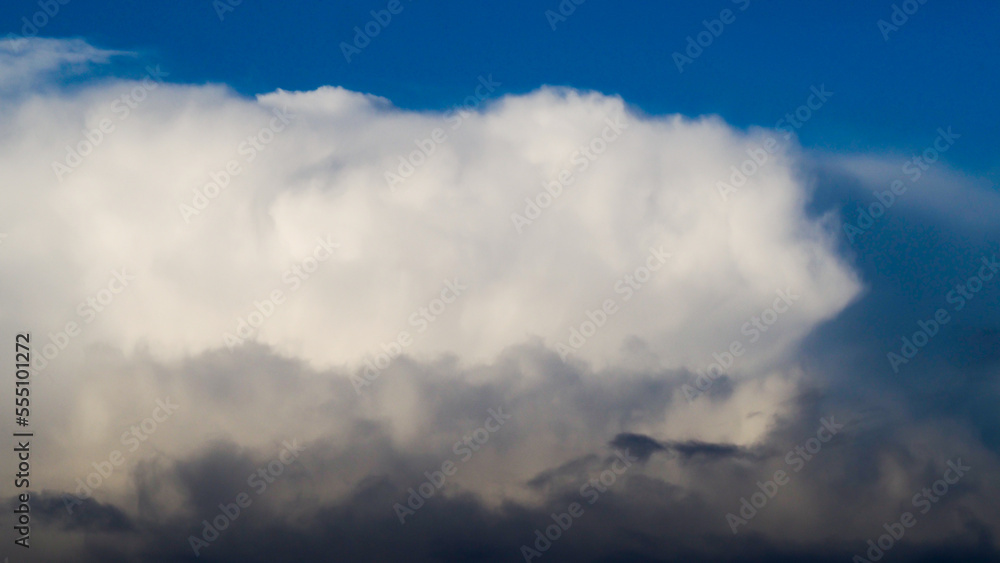 Vue rapprochée d'un cumulonimbus lointain, dans un ciel de traîne hivernale Vue rapprochée d'un cumulonimbus lointain, dans un ciel de traîne hivernale