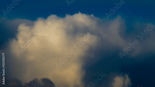 Vue rapprochée d'un cumulonimbus lointain, dans un ciel de traîne hivernale