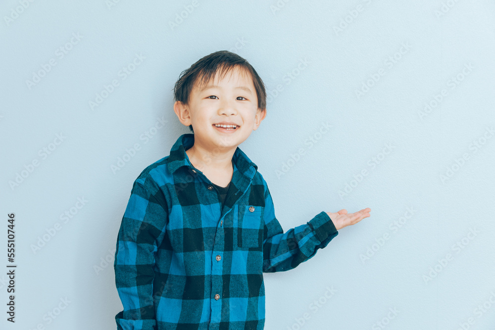 案内のジェスチャーをする小さな男の子 案内のジェスチャーをする小さな男の子