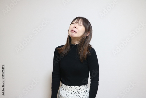 悲しむ女性