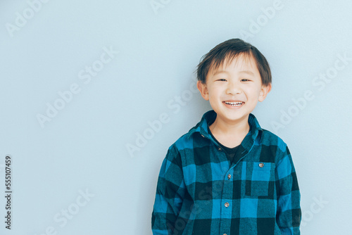 室内で笑顔の子供　男の子