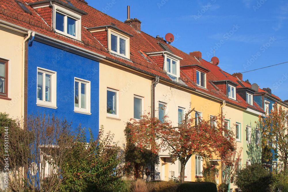 Fototapeta premium Bunte Häuserzeile, Reihenhäuser, Wohngebäude