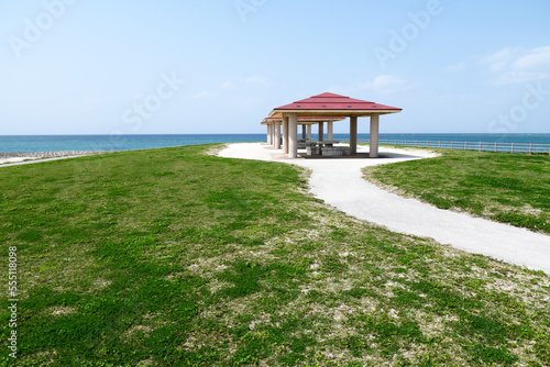 沖縄の海沿いの風景