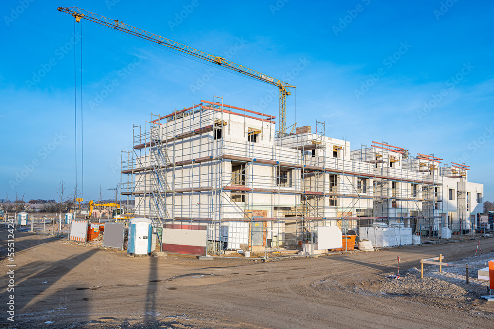 Baustelle mit Baukran und Gerüst Baustelle mit Baukran und Gerüst