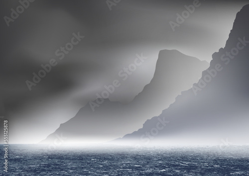 Paysage sauvage montrant les côtes découpées d’un fjord de Norvège en pleine tempête, avec un ciel menaçant et de la brume entre la mer et les montagnes.