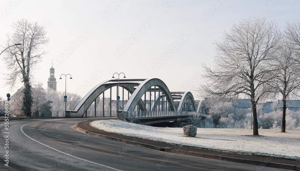 Obraz premium Bridge in the snow, Ilvesheim, Germany