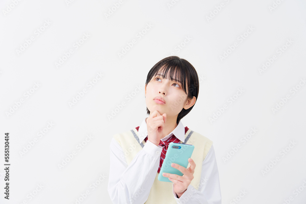 スマホを持って考える女子高生　白背景