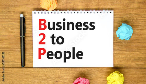 B2H business to people symbol. Concept words B2H business to people on white white note on a beautiful wooden background. Business and B2H business to people concept. Copy space. © Dzmitry