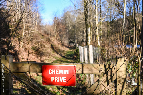 Chemin privé propriété barriere sentier bois foret